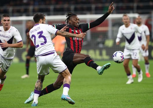 MILAN, ITALY - NOVEMBER 13: Rafael Leao (L) of AC Milan competes for the ball Lorenzo Venuti (R) of ACF Fiorentina during the Serie A match between AC Milan and ACF Fiorentina at Stadio Giuseppe Meazza on November 13, 2022 in Milan, Italy. (Photo by Marco Luzzani/Getty Images) Venuti