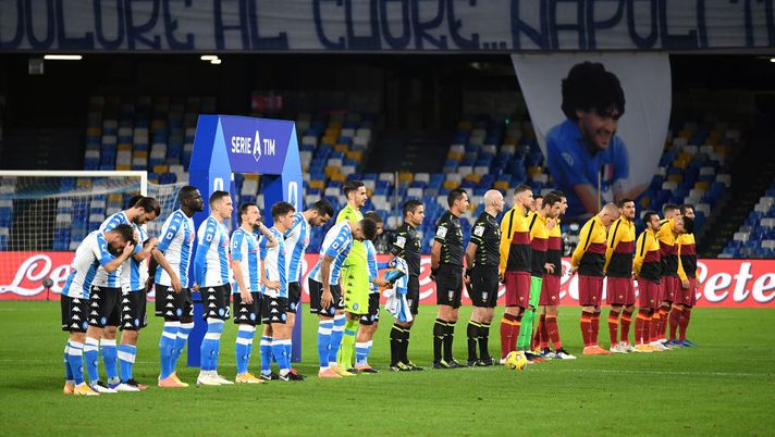 NAPLES, ITALY - NOVEMBER 29: Tributes for former footballer, Diego Maradona, who recently passed away are seen as the players line up prior to the Serie A match between SSC Napoli and AS Roma at Stadio San Paolo on November 29, 2020 in Naples, Italy. Sporting stadiums around Italy remain under strict restrictions due to the Coronavirus Pandemic as Government social distancing laws prohibit fans inside venues resulting in games being played behind closed doors. (Photo by Francesco Pecoraro/Getty Images) NAPLES, ITALY - NOVEMBER 29: Tributes for former footballer, Diego Maradona, who recently passed away are seen as the players line up prior to the Serie A match between SSC Napoli and AS Roma at Stadio San Paolo on November 29, 2020 in Naples, Italy. Sporting stadiums around Italy remain under strict restrictions due to the Coronavirus Pandemic as Government social distancing laws prohibit fans inside venues resulting in games being played behind closed doors. (Photo by Francesco Pecoraro/Getty Images)