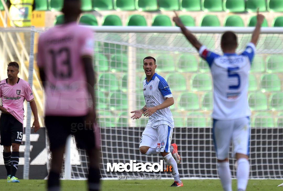 PALERMO, ITALY - OCTOBER 21:  Marco Moscati of Mantova celebrates the opening goal during the Serie B Match Between US Citta' di Palermo and Novara Calcio at Stadio Renzo Barbera stadium on October 21, 2017 in Palermo, Italy.  (Photo by Tullio M. Puglia/Getty Images) 