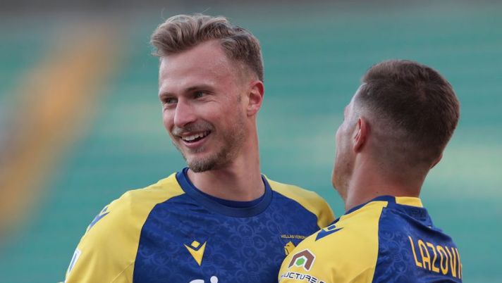 VERONA, ITALY - FEBRUARY 13: Antonin Barak of Hellas Verona celebrates with his team-mate Darko Lazovic during the Serie A match between Hellas Verona and Udinese Calcio at Stadio Marcantonio Bentegodi on February 13, 2022 in Verona, Italy. (Photo by Emilio Andreoli/Getty Images) Lazovic, Depaoli, Barak, Caparari, Tameze, Ilic: chi gioca e chi rischia nel Verona - immagine 1