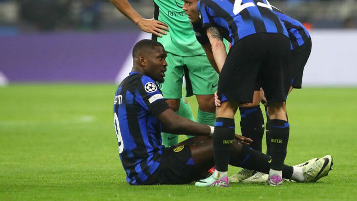 MILAN, ITALY - FEBRUARY 20: Marcus Thuram of FC Internazionale goes down with an injury during the UEFA Champions League 2023/24 round of 16 first leg match between FC Internazionale and Atletico Madrid at Stadio Giuseppe Meazza on February 20, 2024 in Milan, Italy. (Photo by Marco Luzzani/Getty Images) NEWS – Thuram, Zaccagni, Pereyra, Smalling, Retegui, Ilic, Lookman e la probabile del Napoli - immagine 1