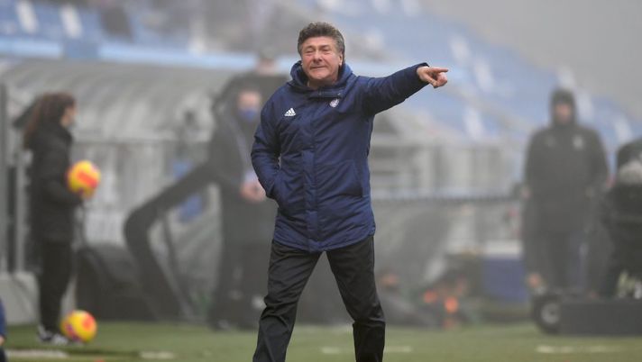 REGGIO NELL'EMILIA, ITALY - NOVEMBER 21: Walter Mazzarri head coach of Cagliari Calcio issues instructions to his players during the Serie A match between US Sassuolo and Cagliari Calcio at Mapei Stadium - Citta' del Tricolore on November 21, 2021 in Reggio nell'Emilia, Italy. (Photo by Alessandro Sabattini/Getty Images) REGGIO NELL'EMILIA, ITALY - NOVEMBER 21: Walter Mazzarri head coach of Cagliari Calcio issues instructions to his players during the Serie A match between US Sassuolo and Cagliari Calcio at Mapei Stadium - Citta' del Tricolore on November 21, 2021 in Reggio nell'Emilia, Italy. (Photo by Alessandro Sabattini/Getty Images)