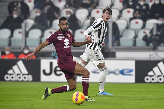 TURIN, ITALY - FEBRUARY 18: Dusan Vlahovic of Juventus battles for the ball with Koffi Djidji of Torino FC during the Serie A match between Juventus and Torino FC at Allianz Stadium on February 18, 2022 in Turin, Italy. (Photo by Filippo Alfero - Juventus FC/Juventus FC via Getty Images) Torino, il pagellone di fine anno: Djidji 6.5, stagione oltre le aspettative- immagine 3