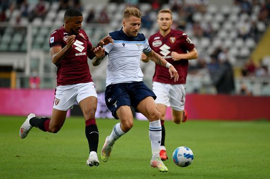 TURIN, ITALY - SEPTEMBER 23: Ciro Immobile of SS Lazio competes for the ball with Gleison Bremeo of Torino FC during the Serie A match between Torino FC v SS Lazio at Stadio Olimpico di Torino on September 23, 2021 in Turin, Italy. (Photo by Marco Rosi - SS Lazio/Getty Images) TURIN, ITALY - SEPTEMBER 23: Ciro Immobile of SS Lazio competes for the ball with Gleison Bremeo of Torino FC during the Serie A match between Torino FC v SS Lazio at Stadio Olimpico di Torino on September 23, 2021 in Turin, Italy. (Photo by Marco Rosi - SS Lazio/Getty Images)