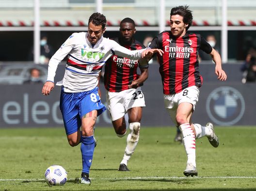  MILAN, ITALY - APRIL 03: Antonio Candreva of UC Sampdoria is challenged by Sandro Tonali of AC Milan during the Serie A match between AC Milan and UC Sampdoria at Stadio Giuseppe Meazza on April 03, 2021 in Milan, Italy. Sporting stadiums around Italy remain under strict restrictions due to the Coronavirus Pandemic as Government social distancing laws prohibit fans inside venues resulting in games being played behind closed doors. (Photo by Marco Luzzani/Getty Images) 