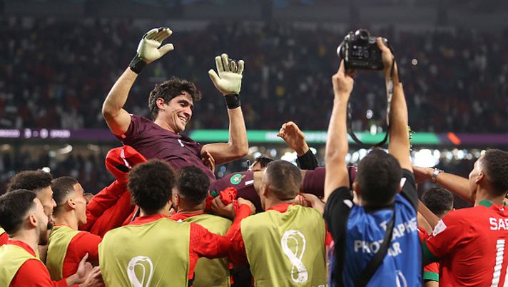 AL RAYYAN, QATAR - DECEMBER 06: Yassine Bounou of Morocco is thrown into the air following the FIFA World Cup Qatar 2022 Round of 16 match between Morocco and Spain at Education City Stadium on December 06, 2022 in Al Rayyan, Qatar. (Photo by Catherine Ivill/Getty Images) Marocco, non il pensiero unico - immagine 1
