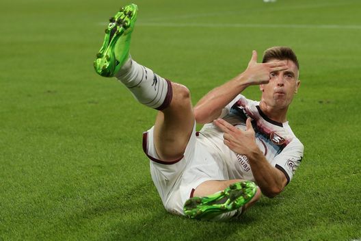 TURIN, ITALY - SEPTEMBER 11: Krzysztof Piatek of Salernitana celebrates with team mates after scoring a first half penalty to give the side a 2-0 lead during the Serie A match between Juventus and Salernitana at Allianz Stadium on September 11, 2022 in Turin, Italy. (Photo by Jonathan Moscrop/Getty Images) Per un pugno di dollari- immagine 2