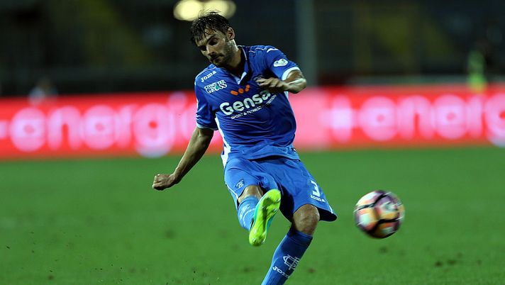EMPOLI, ITALY - SEPTEMBER 12: Marco Zambelli of Empoli FC in action during the Serie A match between Empoli FC and FC Crotone at Stadio Carlo Castellani on September 12, 2016 in Empoli, Italy. (Photo by Gabriele Maltinti/Getty Images) Marco Zambelli: “Inter la più completa per lo scudetto. Attenta Juve, Villarreal imprevedibile” - immagine 1