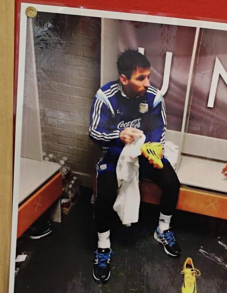 Manchester United, spunta la foto di Messi negli spogliatoi dell’Accademia- immagine 2