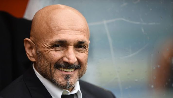 Roma's coach Luciano Spalletti smiles before the Italian Serie A football match AS Roma vs Napoli on March 4, 2017 at the Olympic Stadium in Rome. Napoli won 1-2. / AFP PHOTO / FILIPPO MONTEFORTE (Photo credit should read FILIPPO MONTEFORTE/AFP/Getty Images) Spalletti: “De Rossi? Recuperatissimo”. E poi lancia El Shaarawy… - immagine 1
