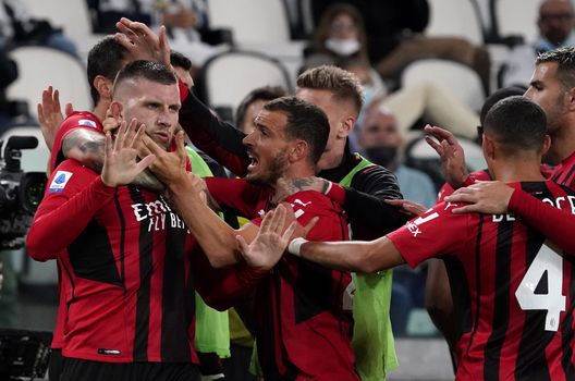 Il Milan esulta dopo il gol alla Juventus. Il Milan esulta dopo il gol alla Juventus.