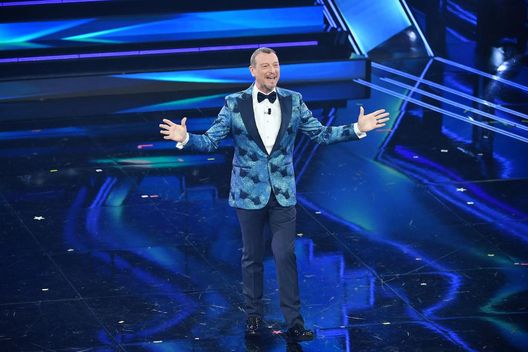 Amadeus, contropiede al Festival: sciarpa del Milan al collo. “Stavamo anche vincendo”- immagine 2