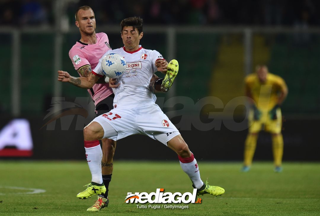  PALERMO, ITALY - APRIL 30: Alijaz Struna (L) of Palermo and Nene' of Bari compete for the ball during the serie A match between US Citta di Palermo and AS Bari at Stadio Renzo Barbera on April 30, 2018 in Palermo, Italy.  (Photo by Tullio M. Puglia/Getty Images)  