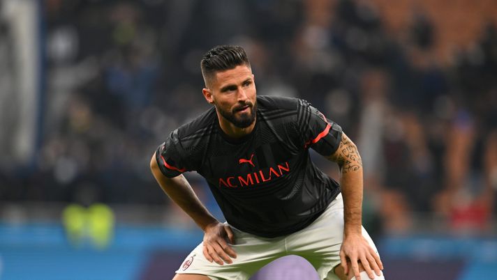 MILAN, ITALY - FEBRUARY 05: Olivier Giroud of AC Milan warms up ahaead before the Serie A match between FC Internazionale and AC Milan at Stadio Giuseppe Meazza on February 05, 2022 in Milan, Italy. (Photo by Claudio Villa/AC Milan via Getty Images)