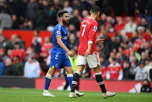 MANCHESTER, ENGLAND - OCTOBER 02: Andros Townsend of Everton interacts with Cristiano Ronaldo of Manchester United following the Premier League match between Manchester United and Everton at Old Trafford on October 02, 2021 in Manchester, England. (Photo by Michael Regan/Getty Images) Middlesbrough, l’ordine di Wilder: “Vietato chiedere maglie a CR7 e a chiunque, non siamo in gita”- immagine 2