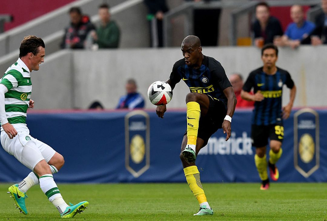  LIMERICK, IRELAND - AUGUST 13:  Geoffrey Kondogbia of FC Internazionale in action during the International Champions Cup match between FC Internazionale Milano and Glasgow Celtic at Thomond Park on August 13, 2016 in Limerick, Ireland.  (Photo by Claudio Villa - Inter/Inter via Getty Images) 