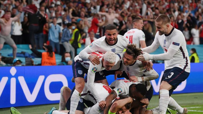 LONDON, ENGLAND - JULY 07: Harry Kane of England is congratulated after scoring his team's second goal by Jordan Henderson, Phil Foden, Kyle Walker, Jack Grealish, Raheem Sterling and Luke Shaw during the UEFA Euro 2020 Championship Semi-final match between England and Denmark at Wembley Stadium on July 07, 2021 in London, England. (Photo by Laurence Griffiths/Getty Images) LONDON, ENGLAND - JULY 07: Harry Kane of England is congratulated after scoring his team's second goal by Jordan Henderson, Phil Foden, Kyle Walker, Jack Grealish, Raheem Sterling and Luke Shaw during the UEFA Euro 2020 Championship Semi-final match between England and Denmark at Wembley Stadium on July 07, 2021 in London, England. (Photo by Laurence Griffiths/Getty Images)