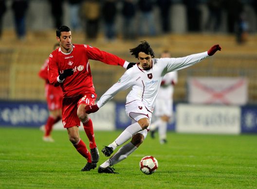 Salvatore Foti (con la maglia del Piacenza) a duello con Cascione in un Piacenza-Reggina del 2010 Salvatore Foti (con la maglia del Piacenza) a duello con Cascione in un Piacenza-Reggina del 2010