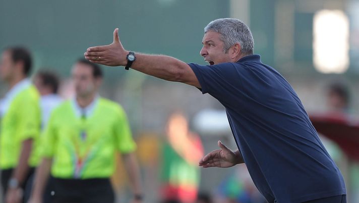 GROSSETO, ITALY - OCTOBER 06: Grosseto head coach Mario Somma gestures during the Serie B match between US Grosseto FC and US Sassuolo at Stadio Olimpico on October 6, 2012 in Grosseto, Italy.  (Photo by Gabriele Maltinti/Getty Images) 