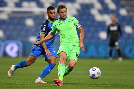 REGGIO NELL'EMILIA, ITALY - MAY 23: Senad Lulic of S.S. Lazio holds off Jeremy Toljan of U.S. Sassuolo Calcio during the Serie A match between US Sassuolo and SS Lazio at Mapei Stadium - Citta' del Tricolore on May 23, 2021 in Reggio nell'Emilia, Italy. Sporting stadiums around Italy remain under strict restrictions due to the Coronavirus Pandemic as Government social distancing laws prohibit fans inside venues resulting in games being played behind closed doors.  (Photo by Alessandro Sabattini/Getty Images) 