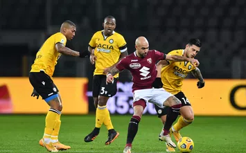  TURIN, ITALY - DECEMBER 12: Simone Zaza of Torino F.C. and Kevin Bonifazi of Udinese Calcio battle for the ball during the Serie A match between Torino FC and Udinese Calcio at Stadio Olimpico di Torino on December 12, 2020 in Turin, Italy. Sporting stadiums around Italy remain under strict restrictions due to the Coronavirus Pandemic as Government social distancing laws prohibit fans inside venues resulting in games being played behind closed doors. (Photo by Valerio Pennicino/Getty Images)
