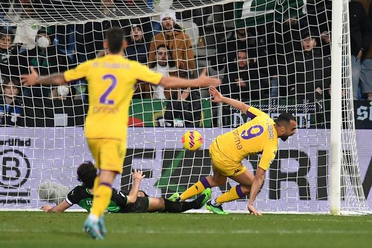 REGGIO NELL'EMILIA, ITALY - FEBRUARY 26: Arthur Cabral of ACF Fiorentina celebrates after scoring the 1-1 goal during the Serie A match between US Sassuolo and ACF Fiorentina at Mapei Stadium - Citta' del Tricolore on February 26, 2022 in Reggio nell'Emilia, Italy. (Photo by Alessandro Sabattini/Getty Images) REGGIO NELL'EMILIA, ITALY - FEBRUARY 26: Arthur Cabral of ACF Fiorentina celebrates after scoring the 1-1 goal during the Serie A match between US Sassuolo and ACF Fiorentina at Mapei Stadium - Citta' del Tricolore on February 26, 2022 in Reggio nell'Emilia, Italy. (Photo by Alessandro Sabattini/Getty Images)