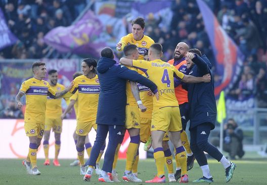 BOLOGNA, ITALY - DECEMBER 05: Cristiano Biraghi of ACF Fiorentina celebrates after scoring his team's second goal during the Serie A match between Bologna FC v ACF Fiorentina at Stadio Renato Dall'Ara on December 05, 2021 in Bologna, Italy. (Photo by Mario Carlini / Iguana Press/Getty Images) BOLOGNA, ITALY - DECEMBER 05: Cristiano Biraghi of ACF Fiorentina celebrates after scoring his team's second goal during the Serie A match between Bologna FC v ACF Fiorentina at Stadio Renato Dall'Ara on December 05, 2021 in Bologna, Italy. (Photo by Mario Carlini / Iguana Press/Getty Images)