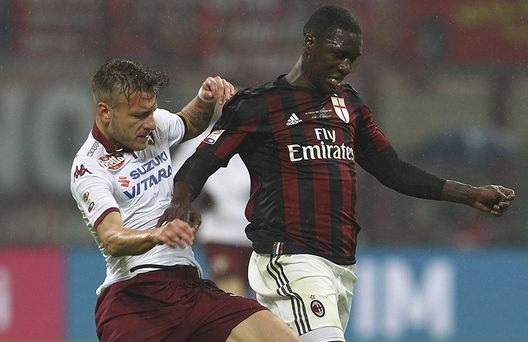  MILAN, ITALY - FEBRUARY 27: Cristian Zapata (R) of AC Milan is challenged by Ciro Immobile (L) of Torino FC during the Serie A match between AC Milan and Torino FC at Stadio Giuseppe Meazza on February 27, 2016 in Milan, Italy. (Photo by Marco Luzzani/Getty Images) 