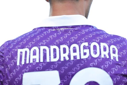 FLORENCE, ITALY - MAY 27: Detail of the new shirt of ACF Fiorentina during the Serie A match between ACF Fiorentina and AS Roma at Stadio Artemio Franchi on May 27, 2023 in Florence, Italy. (Photo by Gabriele Maltinti/Getty Images) Mandragora al 90′: “Bello finire così. Adesso sogniamo la Coppa”- immagine 2