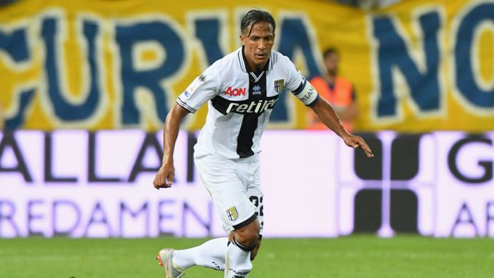 PARMA, ITALY - AUGUST 19: Bruno Alves of Parma Calcio in action during the serie A match between Parma Calcio and Udinese at Stadio Ennio Tardini on August 19, 2018 in Parma, Italy. (Photo by Alessandro Sabattini/Getty Images) Di Marzio: “D’Aversa chiamava disperato il ds del Parma per Bruno Alves alla Juve!” - immagine 1