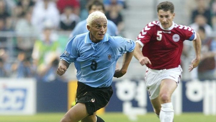 ULSAN, SOUTH KOREA - JUNE 01: WM 2002 in JAPAN und KOREA, Ulsan; GRUPPE A/URUGUAY - DAENEMARK (URU - DEN) 1:2; Dario SILVA/URU (Photo by Henri Szwarc/Bongarts/Getty Images) ULSAN, SOUTH KOREA - JUNE 01: WM 2002 in JAPAN und KOREA, Ulsan; GRUPPE A/URUGUAY - DAENEMARK (URU - DEN) 1:2; Dario SILVA/URU (Photo by Henri Szwarc/Bongarts/Getty Images)
