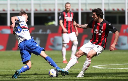  MILAN, ITALY - APRIL 03: Sandro Tonali (R) of AC Milan competes for the ball with Mikkel Damsgaard (R) of UC Sampdoria during the Serie A match between AC Milan and UC Sampdoria at Stadio Giuseppe Meazza on April 03, 2021 in Milan, Italy. Sporting stadiums around Italy remain under strict restrictions due to the Coronavirus Pandemic as Government social distancing laws prohibit fans inside venues resulting in games being played behind closed doors. (Photo by Marco Luzzani/Getty Images) 