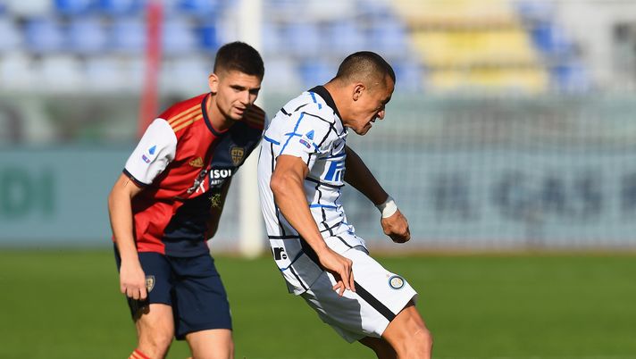 CAGLIARI, ITALY - DECEMBER 13: Alexis Sanchez of FC Internazionale in action during the Serie A match between Cagliari Calcio and FC Internazionale at Sardegna Arena on December 13, 2020 in Cagliari, Italy. (Photo by Claudio Villa - Inter/Inter via Getty Images) CAGLIARI, ITALY - DECEMBER 13: Alexis Sanchez of FC Internazionale in action during the Serie A match between Cagliari Calcio and FC Internazionale at Sardegna Arena on December 13, 2020 in Cagliari, Italy. (Photo by Claudio Villa - Inter/Inter via Getty Images)