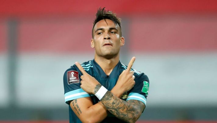LIMA, PERU - NOVEMBER 17: Lautaro Martínez of Argentina celebrates after scoring the second goal of his team during a match between Peru and Argentina as part of South American Qualifiers for World Cup FIFA Qatar 2022 at Estadio Nacional de Lima on November 17, 2020 in Lima, Peru. (Photo by Daniel Apuy/Getty Images) Di Marzio: “Lautaro, c’è l’Atletico e l’Inter ha deciso. Dzeko arriverà, è una promessa” - immagine 1