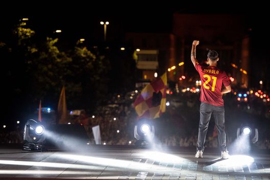 ROME, ITALY - JULY 26: AS Roma player Paulo Dybala during the presentation to fans from Palazzo della Civiltà on July 26, 2022 in Rome, Italy. (Photo by Fabio Rossi/AS Roma via Getty Images) Roma, adesso fai paura: dopo Dybala, vicino un altro grande acquisto- immagine 2