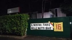 Roma, altro omaggio a De Rossi. Striscione: “Il nostro faro nelle notti buie”