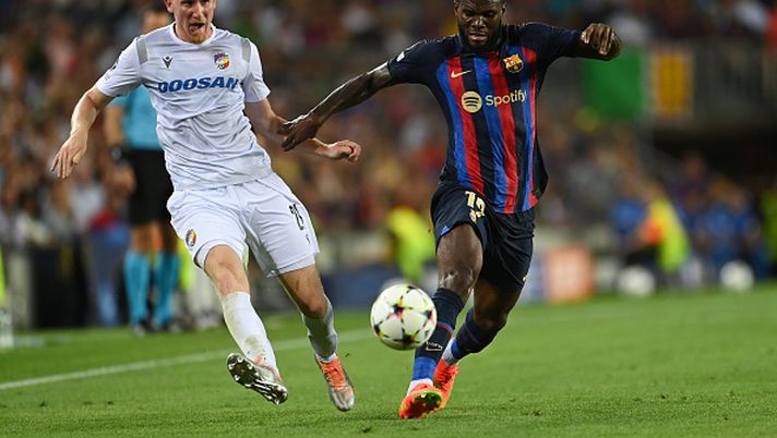BARCELONA, SPAIN - SEPTEMBER 07: Vaclav Jemelka of Viktoria Plzen battles for possession with Franck Kessie of FC Barcelona during the UEFA Champions League group C match between FC Barcelona and Viktoria Plzen at Spotify Camp Nou on September 07, 2022 in Barcelona, Spain. (Photo by David Ramos/Getty Images) Derby milanese, altro giro altre tensioni: da Calhanoglu a Kessie? - immagine 1