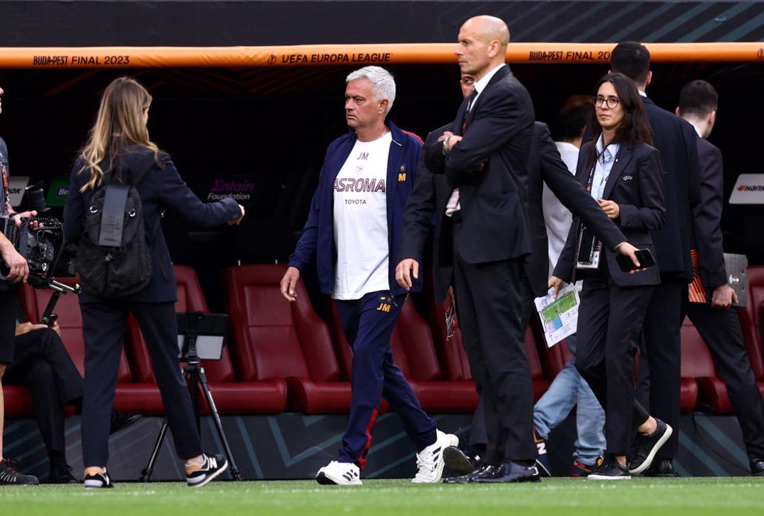 La Roma sul prato della Puskas Arena. Domani la finale – FOTO GALLERY - immagine 17