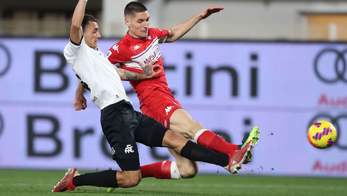 LA SPEZIA, ITALY - FEBRUARY 14: Jakub Kiwior of Spezia Calcio battles for the ball with Nikola Milenkovic of ACF Fiorentina during the Serie A match between Spezia Calcio and ACF Fiorentina at Stadio Alberto Picco on February 14, 2022 in La Spezia, Italy. (Photo by Gabriele Maltinti/Getty Images) Napoli-Fiorentina, la coppia Igor-Milenkovic sfida l’attacco azzurro - immagine 1