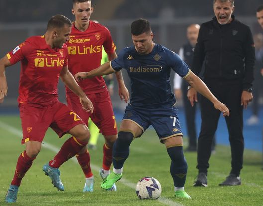 LECCE, ITALY - OCTOBER 17: Alexis Blin of Lecce competes for the ball with Luka Jovic of Fiorentina during the Serie A match between US Lecce and ACF Fiorentina at Stadio Via del Mare on October 17, 2022 in Lecce, Italy. (Photo by Maurizio Lagana/Getty Images) Nico come Jovic: l’argentino out dopo sette minuti- immagine 2