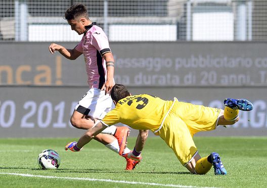 Orestis Karnezis in azione con la maglia dell'Udinese contro il Palermo, prova a fermare una conclusione a rete di Paulo Dybala Orestis Karnezis in azione con la maglia dell'Udinese contro il Palermo, prova a fermare una conclusione a rete di Paulo Dybala