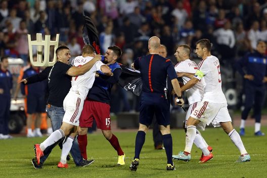 EURO 2016: caos a Belgrado tra Serbia e Albania. La partirà verrà poi sospesa. EURO 2016: caos a Belgrado tra Serbia e Albania. La partirà verrà poi sospesa.