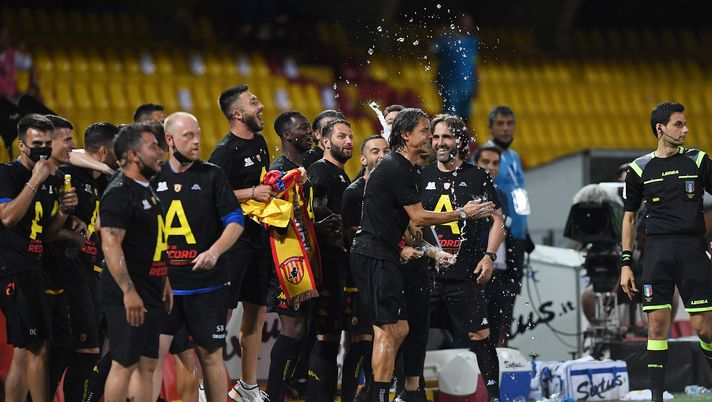 BENEVENTO, ITALY - JUNE 29: Filippo Inzaghi Benevento Calcio coach and his players celebrate the promotion in Serie A during the serie B match between Benevento Calcio and SS Juve Stabia at Stadio Ciro Vigorito on June 29, 2020 in Benevento, Italy. (Photo by Francesco Pecoraro/Getty Images for Lega Serie B) BENEVENTO, ITALY - JUNE 29: Filippo Inzaghi Benevento Calcio coach and his players celebrate the promotion in Serie A during the serie B match between Benevento Calcio and SS Juve Stabia at Stadio Ciro Vigorito on June 29, 2020 in Benevento, Italy. (Photo by Francesco Pecoraro/Getty Images for Lega Serie B)