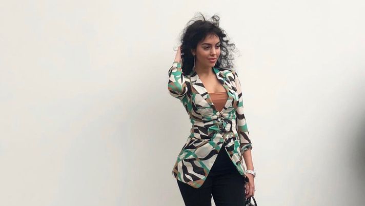 Milano Fashion Week, c’è anche Georgina Rodriguez in posa per i fotografi  Milano Fashion Week, c’è anche Georgina Rodriguez in posa per i fotografi