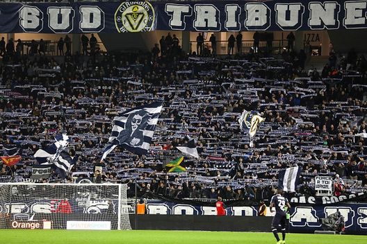 Bordeaux (Getty Images) Bordeaux, tifosi in piazza per sostenere il club finito in terza divisione- immagine 2