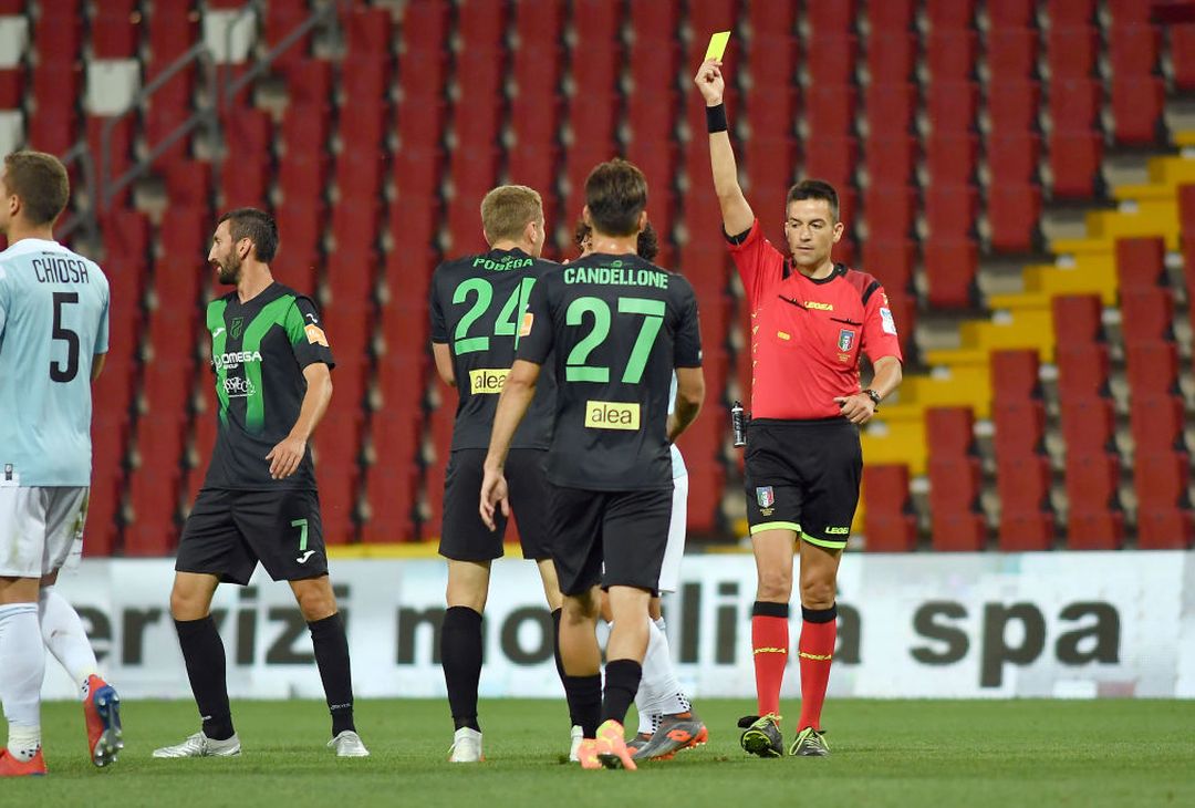  TRIESTE, ITALY - JUNE 29: Tommaso Pobega of Pordenone is shown a yellow card by referee during the serie B match between Pordenone Calcio and Virtus Entella at Dacia Arena on June 29, 2020 in Udine, Italy. (Photo by Getty Images/Getty Images for Lega Serie B ) 