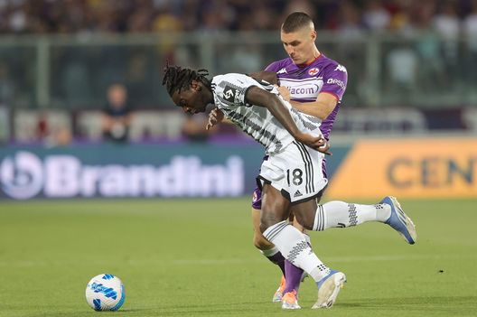 FLORENCE, ITALY - MAY 21: Nikola Milenkovic of ACF Fiorentina in action against Moise Bioty Kean of Juventus during the Serie A match between ACF Fiorentina and Juventus at Stadio Artemio Franchi on May 21, 2022 in Florence, Italy. (Photo by Gabriele Maltinti/Getty Images) Milenkovic vs Kean