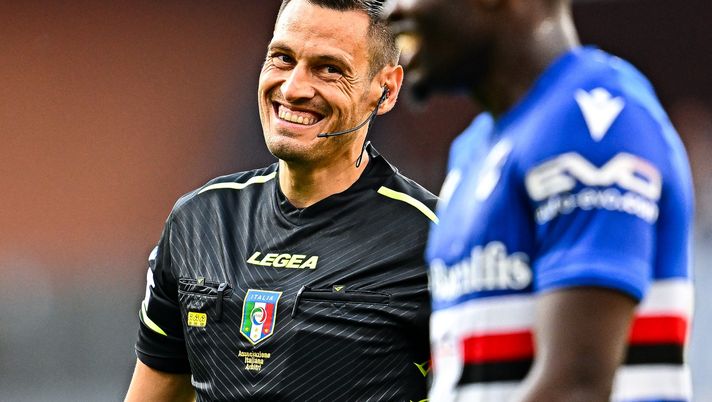 GENOA, ITALY - MAY 16: Referee Maurizio Mariani (L) smiles at Ronaldo Vieira of Sampdoria during the Serie A match between UC Sampdoria and ACF Fiorentina at Stadio Luigi Ferraris on May 16, 2022 in Genoa, Italy. (Photo by Getty Images) La moViola: Mariani sufficiente, regolare il gol di Ferrari. Rigore ok - immagine 1