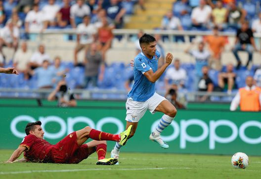 ROME, ITALY - SEPTEMBER 01: Lorenzo Pellegrini of AS Roma competes for the ball with Joaquin Correa of SS Lazio during the Serie A match between SS Lazio and AS Roma at Stadio Olimpico on September 1, 2019 in Rome, Italy. (Photo by Paolo Bruno/Getty Images) ROME, ITALY - SEPTEMBER 01: Lorenzo Pellegrini of AS Roma competes for the ball with Joaquin Correa of SS Lazio during the Serie A match between SS Lazio and AS Roma at Stadio Olimpico on September 1, 2019 in Rome, Italy. (Photo by Paolo Bruno/Getty Images)