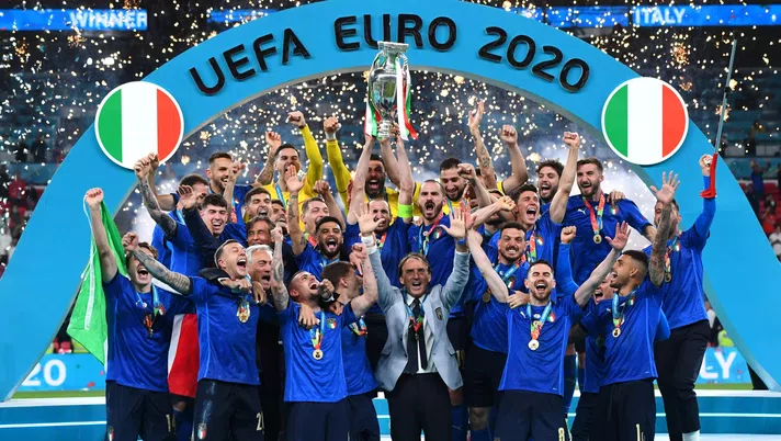 LONDON, ENGLAND - JULY 11: Giorgio Chiellini, Captain of Italy lifts The Henri Delaunay Trophy following his team's victory in the UEFA Euro 2020 Championship Final between Italy and England at Wembley Stadium on July 11, 2021 in London, England. (Photo by Claudio Villa/Getty Images)